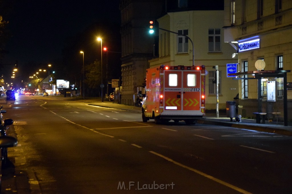 Feuer Matratze wo ein Obachloser drauf geschlafen hat Koeln Muelheim Steegerstr P16.JPG - Miklos Laubert